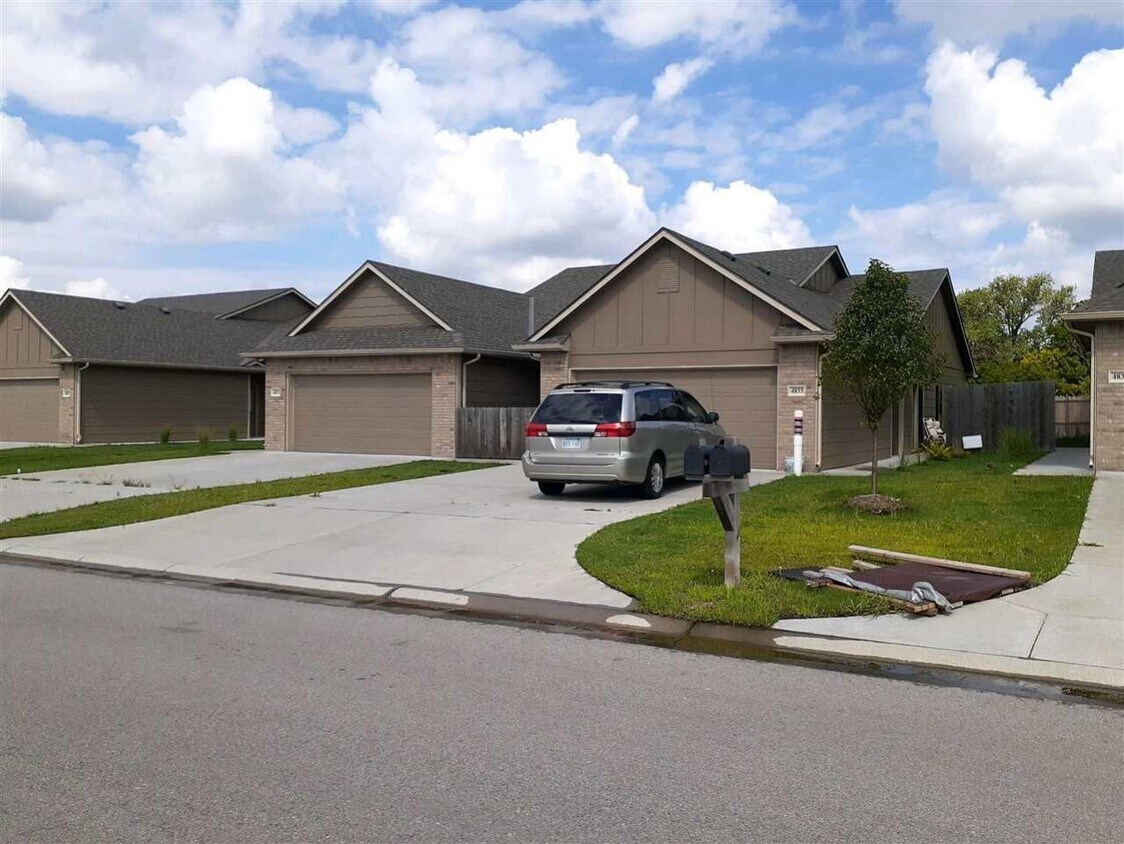 Foto principal - 4833 N Hillside Ct