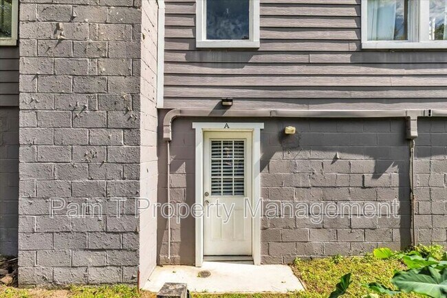 Foto del edificio - 815-A E 32nd St