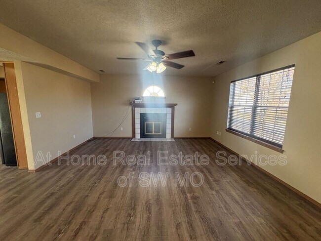 Building Photo - 5637 S Aaron Ave