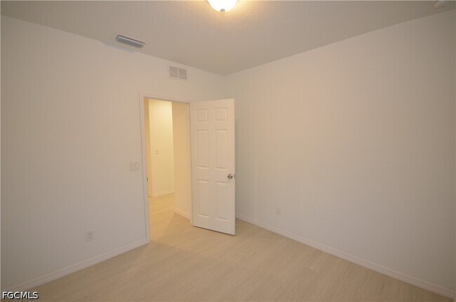Foto del edificio - 3303 Armstrong Ct