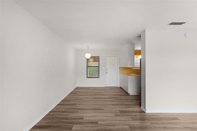 Building Photo - 1112 E 30th St
