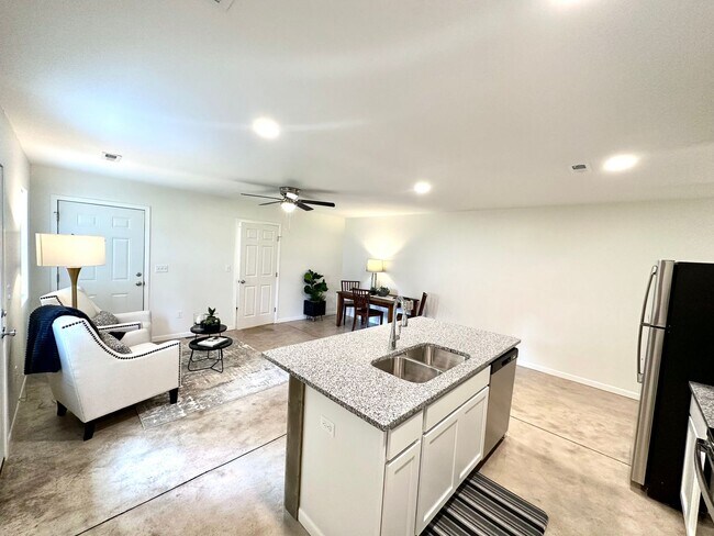 Building Photo - Updated 3 Bedroom Duplex