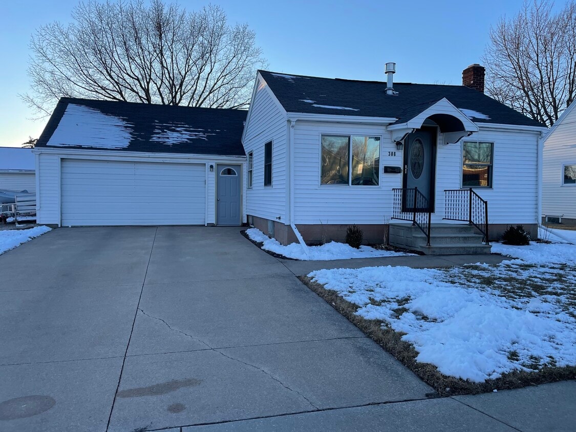 308 Williams St, Combined Locks, WI 54113 House Rental in Combined