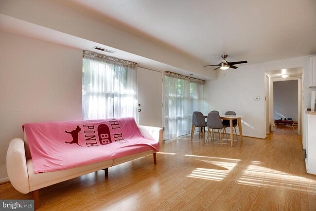 Foto del edificio - 7741 Donnybrook Ct