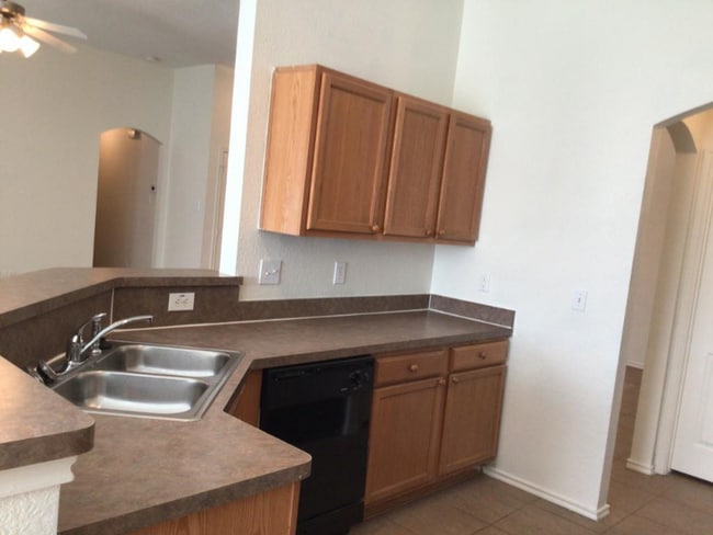 Building Photo - 1620 Northview Dr