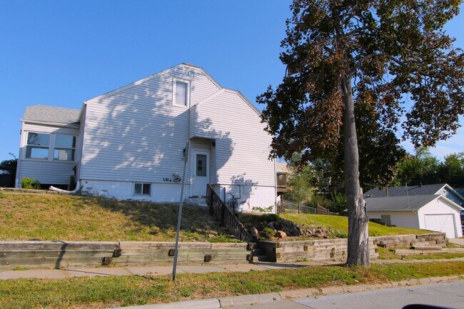 Foto del edificio - Large 3 bedroom with Open Floor Plan! Close to all the shopping and dining of Aksarben! Close to ...