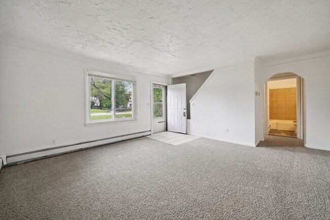 Building Photo - $1,600./month - 3 Bed 1 Bath