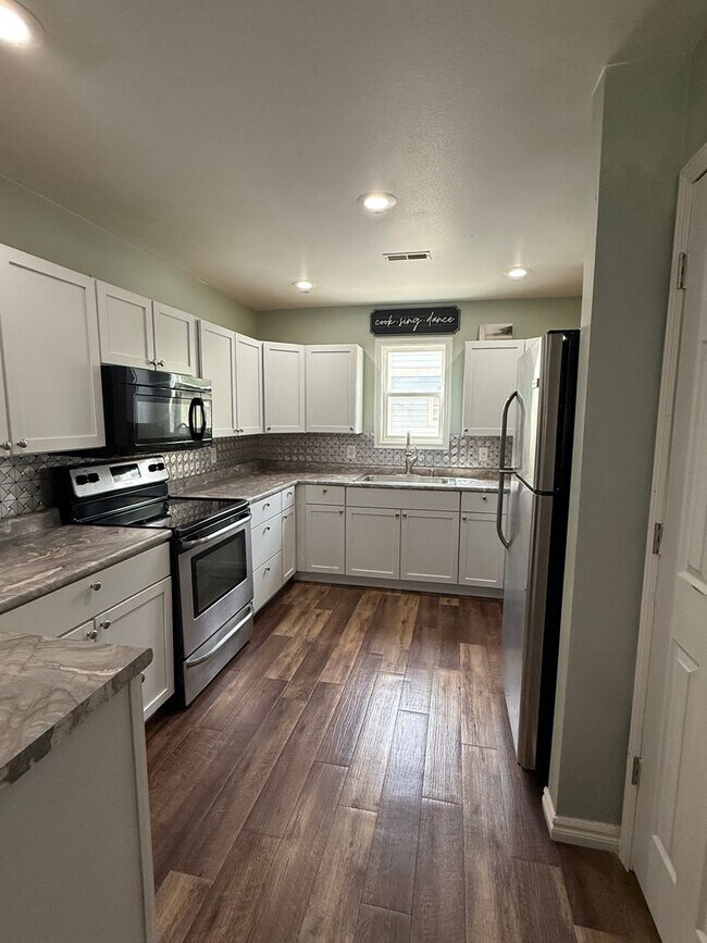 Building Photo - Charming 4-Bed, 2.5-Bath Home with Stylish...