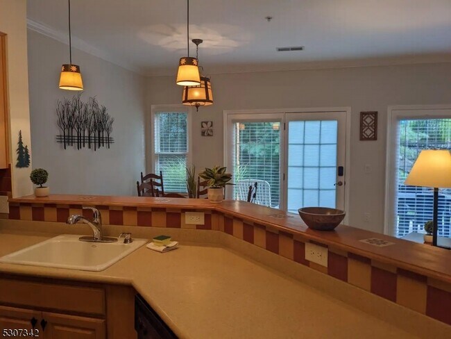 Building Photo - 3-13 Maple Cres