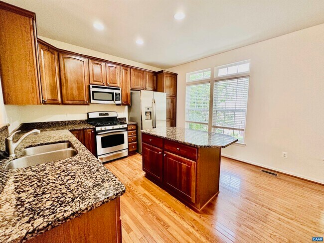 Foto del edificio - 922 Rainier Rd