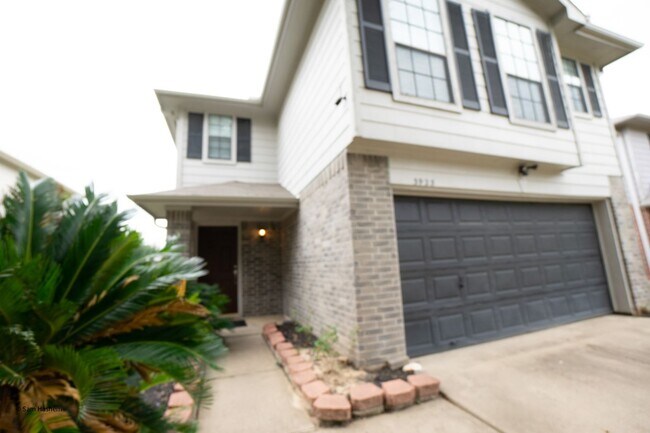 Building Photo - Move In Ready Single Family Home Located i...