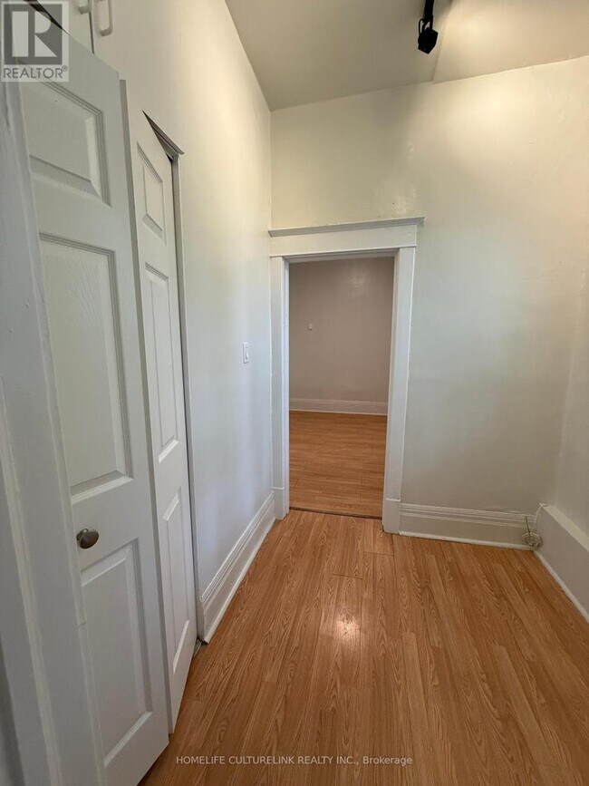 Photo du bâtiment - 731-731 Broadview Ave