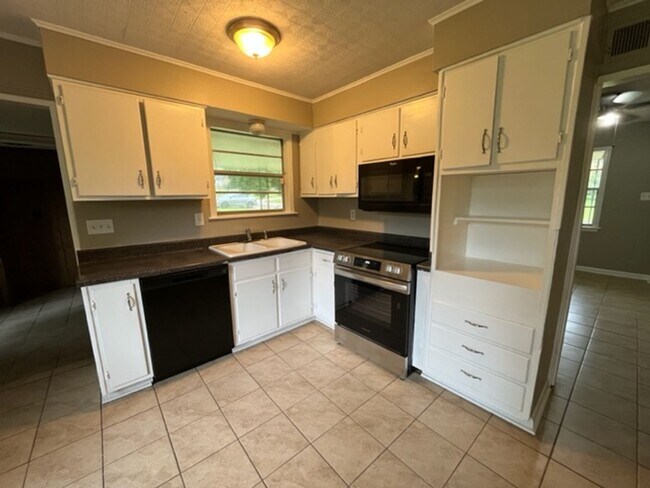Foto del edificio - Renovated 4 Bedroom 1.5 Bath Home for Rent!