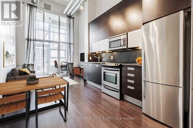 Photo du bâtiment - 380-380 Macpherson Ave