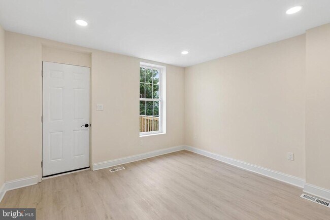 Foto del edificio - 2416 E Hoffman St