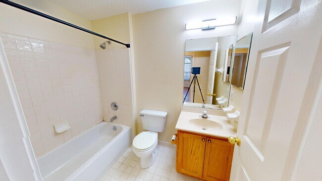 Foto del edificio - "Charming 3-Bedroom Home on Sweetbriar Lane with Hardwood Elegance!"