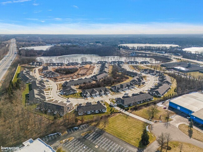 Foto del edificio - 5670 Lakeway Dr
