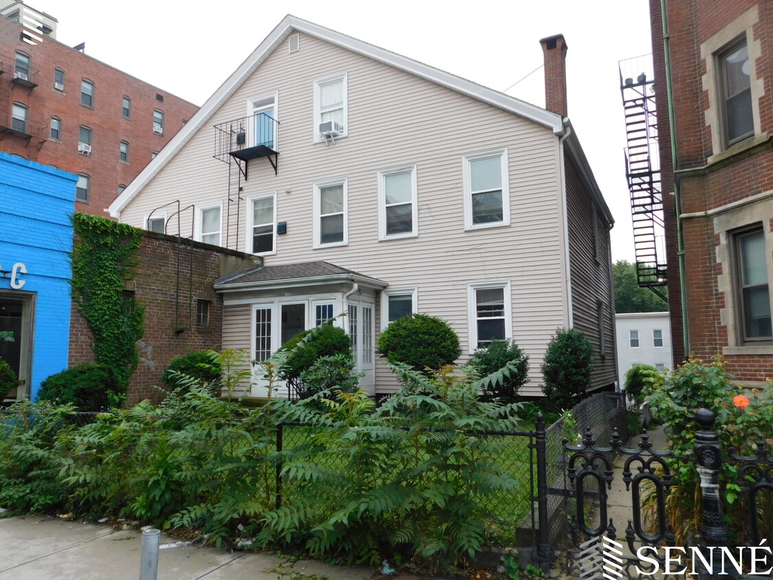 Primary Photo - 896A Massachusetts Ave