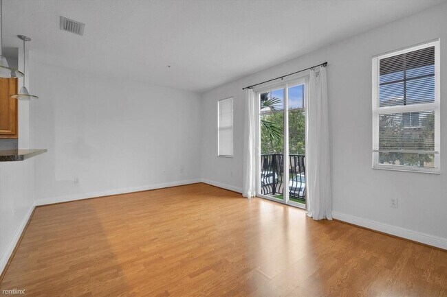 Building Photo - 3 br, 3.5 bath Townhome - 569 NW 35th Ln