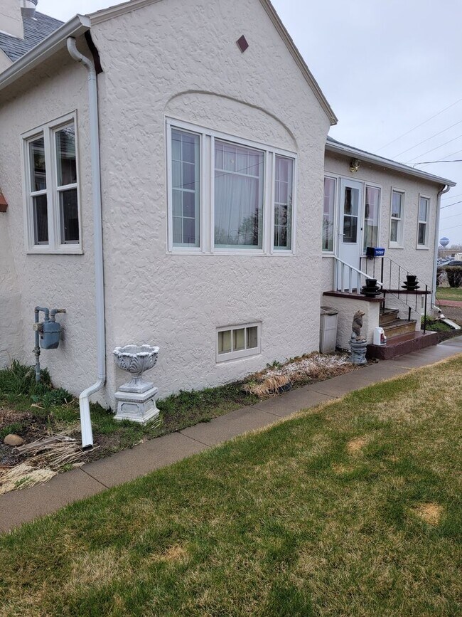 Building Photo - 2 bed, 1 bath corner house