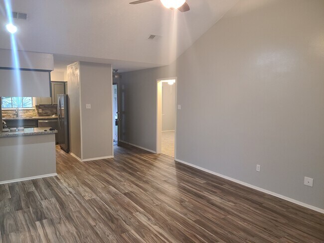 Building Photo - 17 Capewood Ct