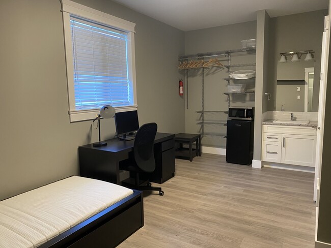 Building Photo - 1801 Hallen Ave