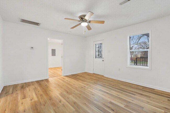 Building Photo - Cozy Home with Lots To Offer