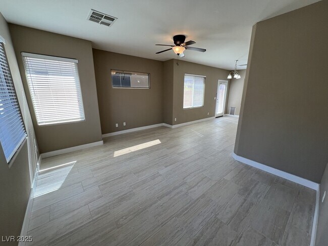Foto del edificio - 733 Easter Lily Pl