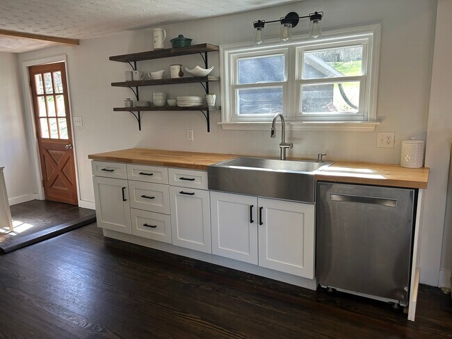 Foto del edificio - 5465 Dutch Cove Rd