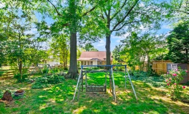 Building Photo - 2602 Stone Hedge Dr