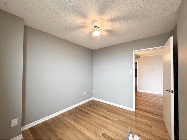 Building Photo - 2 Bed 1 Bath - Apartment