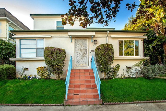 Building Photo - 453 S Doheny Dr