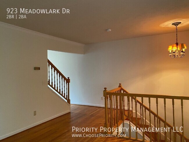 Foto del edificio - 923 Meadowlark Dr