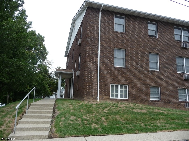 Building Photo - 37 E Main St