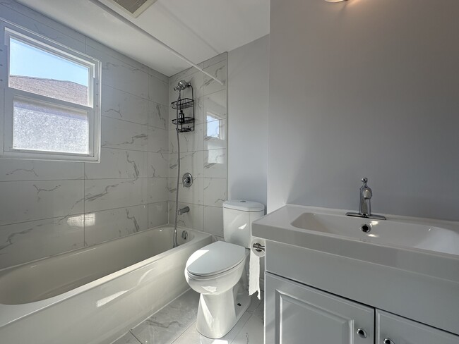 Photo du bâtiment - Adelaide Ave W - Lower