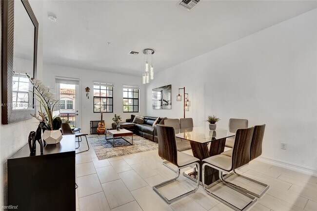 Building Photo - 3 br, 3.5 bath Townhome - 11640 SW 13th Ct