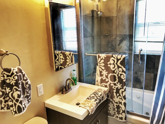 Foto del edificio - 983 Lester Ave