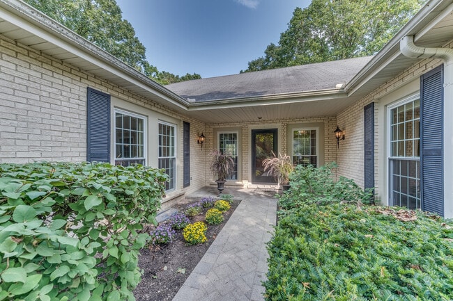 Building Photo - 145 Pine Tree Ln