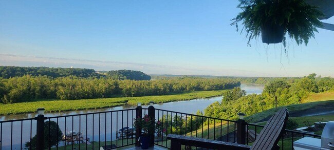 Foto del edificio - 511 Riverview Ct