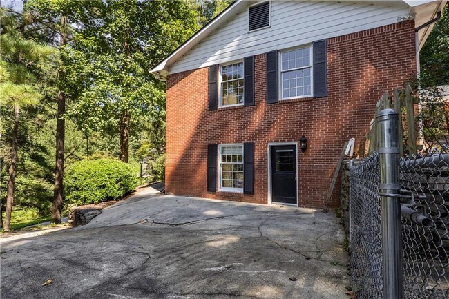 Foto del edificio - 2713 Briarlake Rd NE