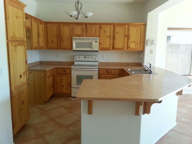 Building Photo - 4 BEDROOM 2 BATH POOL HOME