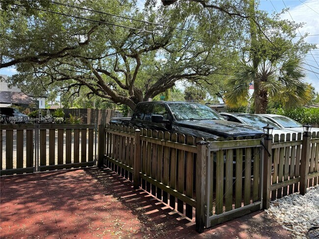 Foto del edificio - 817 SW 4th Ct