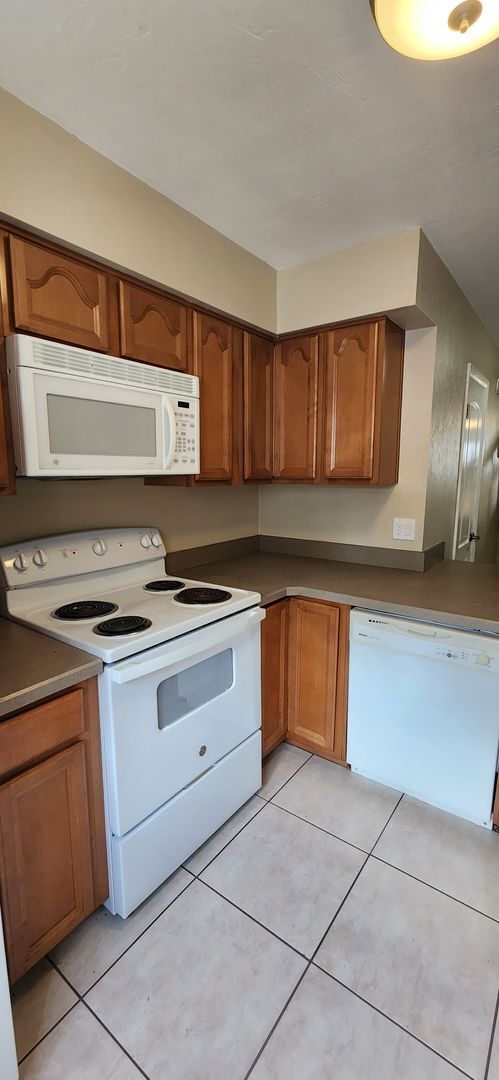 Building Photo - 2 Bed / 2.5 Bath End-Unit Townhome in Mill Run