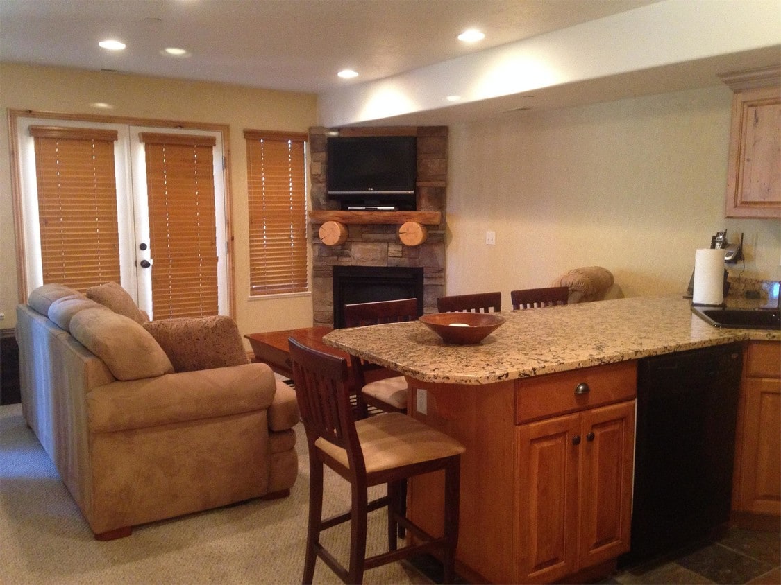 Primary Photo - 5060 E Lakeview Dr