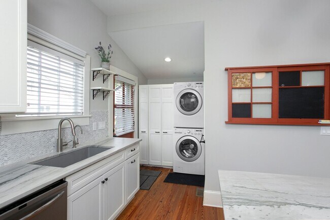 Foto del edificio - Gorgeous Historic 3 bed 2 bath at Golden B...