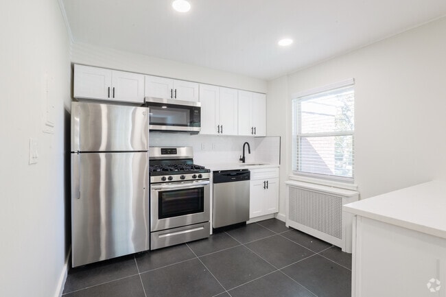 1BR, 1BA - 575SF - Kitchen - Lakeview Apartments