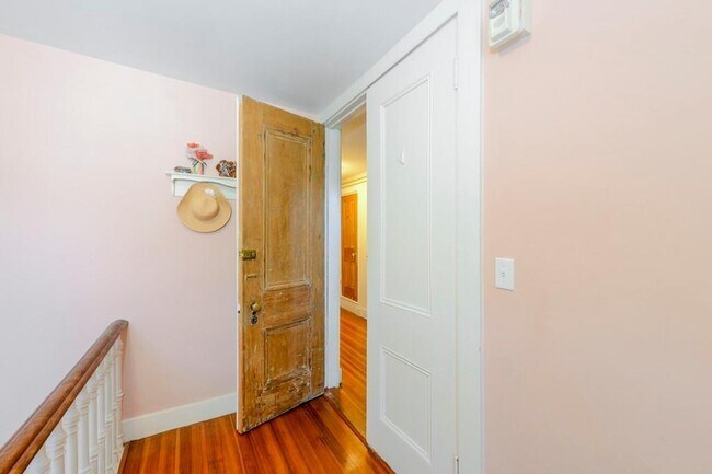 Building Photo - 569 Spring St