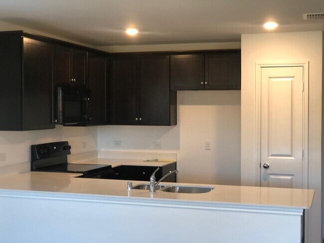 Building Photo - 700 Dashwood Dr