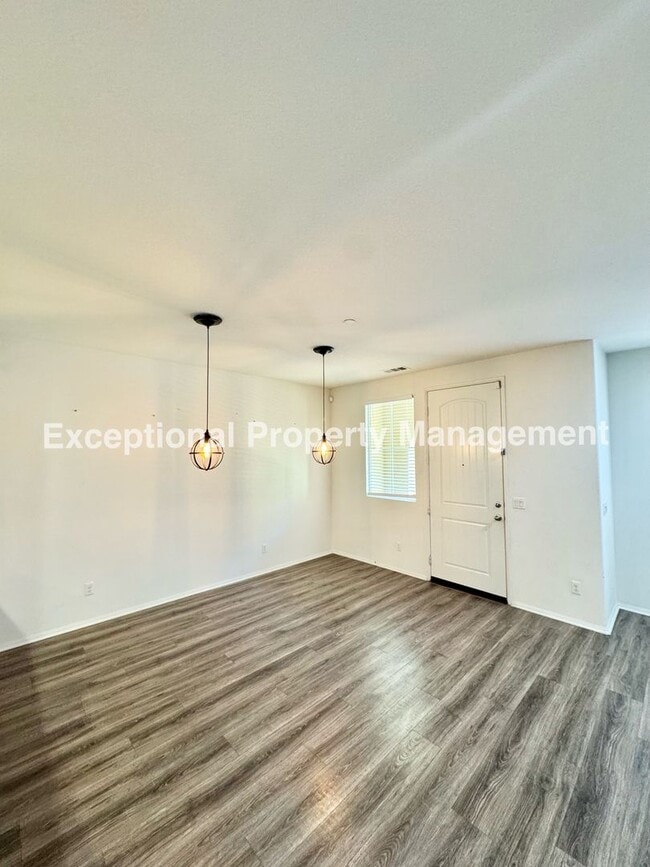 Building Photo - Great 3 bed 3 bath home