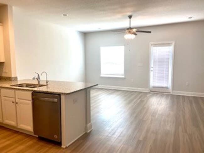 Building Photo - COMMUNITY POOL! Close to Navy base, beach,...